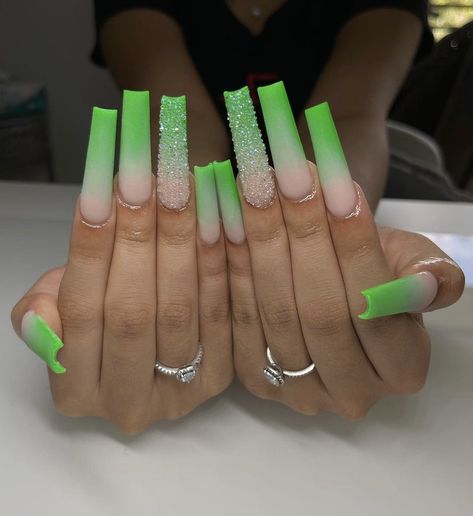 Lime Green Nails Black Women, Green Acrylic Toes, Green Long Acrylic Nails, Long Nails Green, Maroon Nail Art Designs, Nails Art Easy, Nails Art Simple, Nail Art 2022, Maroon Nail Art