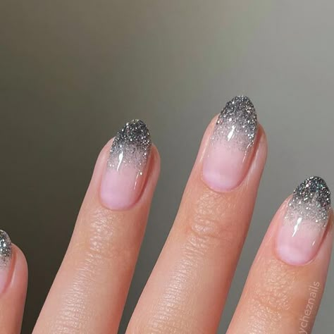 emily zheng • chez nails on Instagram: "Do you prefer with or without flash? “Lazy gradient” featuring silver & black reflective glitters — swipe for the easiest no-tools tutorial 🪩🖤🥂 This mani is a very strong contender for what I’ll actually wear on New Year’s Eve, but I’m not 100% decided yet 🤭 🖤 @salonperfect Flash Back • pr 🪩 @salonperfect Flashing Lights • pr 🌸 @orly Rose Colored Glasses • in my sf #nyenails #newyearsevemakeup #glitternails #reflectiveglitter #easynailart #simplenailart #blacknails #silvernails #elegantnails #almondnails #sparklynails #frenchtipnails #gradientnails #winternails #winternailart #salonperfect new year nails, new year’s eve nail art, glitter nail inspo, black glitter, silver glitter, glitter french tips, elegant nail art, sparkly winter nails, eas Reflective Glitter Nail Art, New Years Sparkly Nails, Black And Silver Sparkly Nails, Black Sparkle Ombre Nails, New Years Nails Design Glitter Sparkle, Black Glitter Tip Nails, Glitter Nails With French Tip, Black Nails With Glitter Tips, Sparkly Black French Tip Nails