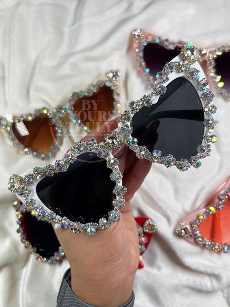 Luxury Rhinestone Crystal Heart Sunglasses for Bachelorette - Etsy UK Bling Bachelorette Party Ideas, Decorate Sunglasses, Bachelorette Gifts For The Bride, Bling Bachelorette Party, Bling Bling Party, Bedazzled Sunglasses, Barbie Sunglasses, Bride Glasses, Bling Accessories