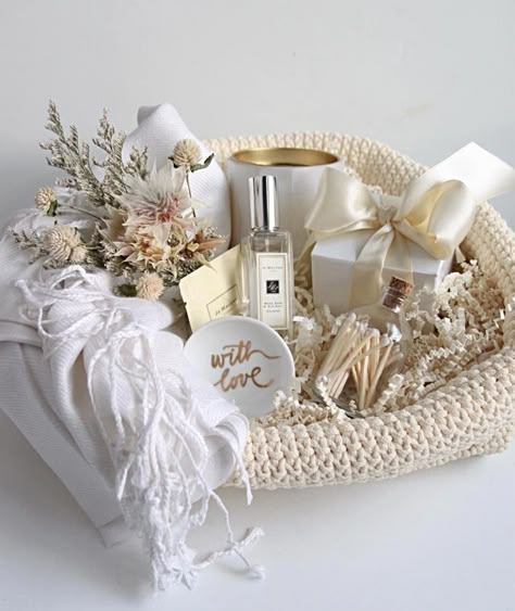 A beautiful idea for a gift basket. Christmas Gift Ideas For Him, Wedding Gift Hampers, Easy Homemade Christmas Gifts, Finally Friday, Wedding Gifts Packaging, Themed Gift Baskets, Diy Gift Baskets, Wedding Gift Baskets, Cadeau Diy