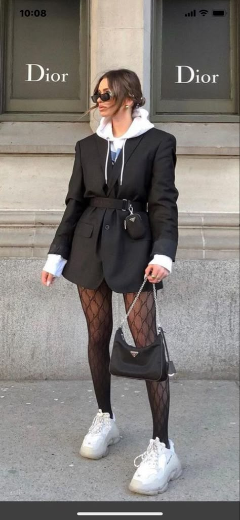 Prada Blazer Outfit, Gucci Inspo Outfits, Winter Biker Shorts Outfit, Sneaker Classy Outfit, Thick Tights Outfit Winter, Gucci Black Shorts, Sweatshirt With Blazer Outfit, Biker Shorts Winter Outfit, Blazer Dress And Sneakers Outfit