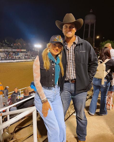 Pioneer Days with my Cowboy 🤠🤍🐂🌾🍺 Rodeo Date, Stockshow Outfits, Vintage Western Outfits, Rodeo Outfit Ideas, Pioneer Days, Rodeo Outfit, Pioneer Day, Summer Concerts, Outfits Vintage