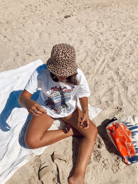 Leopard Bucket Hat Outfit, Bucket Hat Outfit Beach, Bucket Hat Summer Outfit, Bucket Hat Inspo, Hat Outfit Summer, Bucket Hat Outfit, Beach Poses By Yourself Photo Ideas, Bucket Hat Fashion, Mom Fits