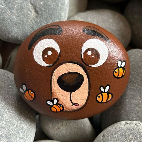 Painting flowers calms me. 🌸 🎨 | Instagram Teddy Bear Rock Painting, Bee Rock Painting Ideas, Rock Painting Art Simple, Panda Rock Painting, Bear Painted Rocks, Bear Rock Painting, Easy Things To Paint On Rocks, Rock Painting Animals, Painted Rocks Flowers