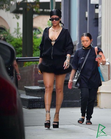 Outfit In Paris, Fenty Clothing, Rihanna Dress, Rihanna Street Style, 2021 Outfits, Rihanna Love, Rihanna Outfits, Rihanna Looks, Rihanna Riri