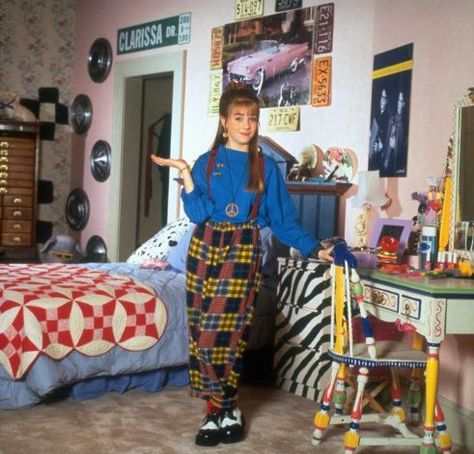 Clarissa Darling's bedroom was as eclectic as her personal style, and somehow she made an explosion of prints -- not to mention a collection of hubcaps and license plates -- work. Most importantly, her room featured an essential component of '90s: A window next to a large tree for her best friend to climb in and out of. 90s Room, Clarissa Explains It All, 90s Bedroom, 80s Room, Chambre Inspo, 80s Bedroom, Melissa Joan Hart, Retro Bedrooms, Aesthetic Retro