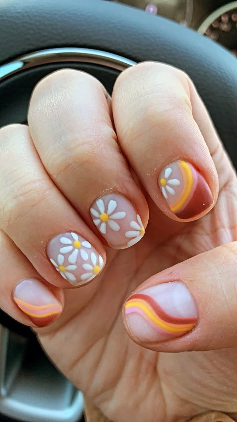 Groovy Daisy Nails, Groovy One Nails, Groovy Floral Nails, Groovy Nail Designs Short, Groovy Short Nails, Retro Gel Nails, Groovy Nails Short, Retro Nail Art Short Nails, Retro Floral Nails