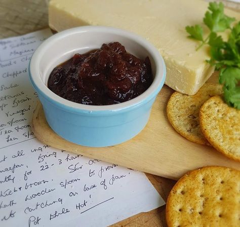 http://Granny’s easy windfall apple chutney recipe Bacon Jam Recipes, Onion Jam Recipe, Cheese Board Easy, Bacon Jam Recipe, Balsamic Onions, Onion Jam, Easy Bacon, Bacon Lover, Clam Recipes