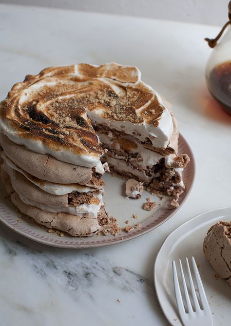 S’mores Pavlova Smores Dessert, Pavlova Recipe, Food Cakes, S Mores, Decadent Desserts, Pavlova, Just Desserts, Cheeseburger, Sweet Recipes