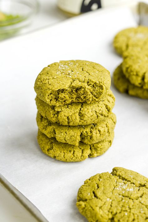 Matcha Cookies Recipe, Tahini Cookies, Biscuits Diététiques, Matcha Cookies, Matcha Recipe, Crunchy Cookies, Sem Lactose, Vegan Sweets, Vegan Cookies