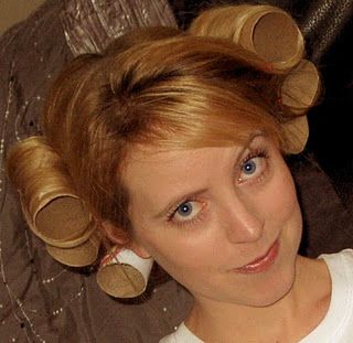 Roll Hair, Curl Your Hair, Hair Roller, Roll Hairstyle, Toilet Paper Rolls, Hair Curls, Household Tools, Paper Rolls, Hair Rollers