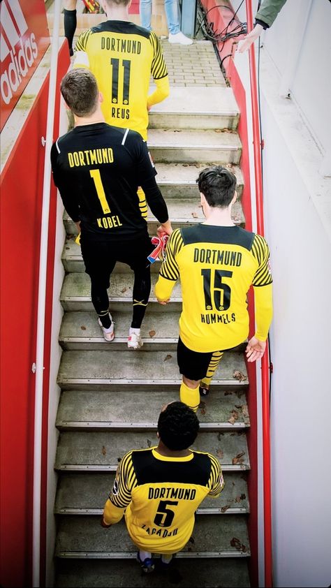 Dortmund Aesthetic, Football Aesthetic, So Aesthetic, Mats Hummels, Football Wallpaper, Borussia Dortmund, Football Players, Sports Jersey, Soccer