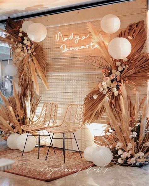 Wedding Bouquet Pampas, Debut Theme Ideas, Pampas Grass Wedding Bouquet, Grass Wedding Bouquet, Neon Light Wedding, Pampas Decor, Wedding Neon Light, Last Name Sign Wedding, Debut Theme