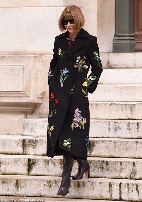 Anna Wintour at the Stella McCartney AW16 show at Paris Fashion Week this month Embroidered Coats For Women, Embroidery Fashion Runway, Embroidery Outfits, Coat Embroidery, Anna Wintour Style, Flower Coat, Embroidery Coat, Hand Knits, Fashion Week Outfit