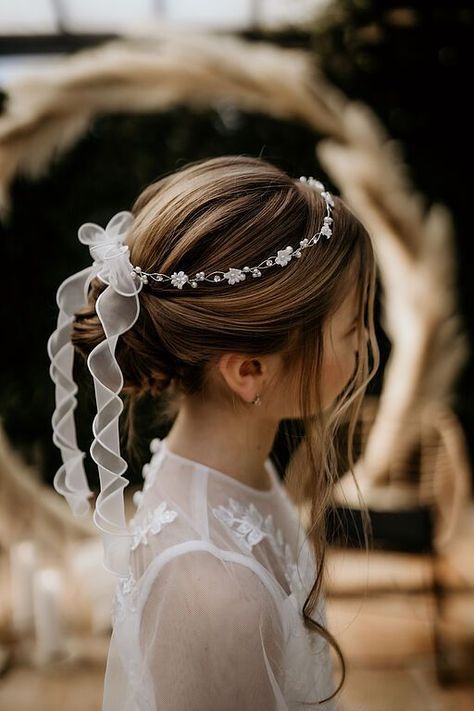 Discover elegant Communion hairstyles adorned with veil and tiara, perfect for your little one's special day. Find more inspiration on our blog! First Communion Hairstyles Short Hair, Communion Hairstyles With Veil, Veil And Tiara, Wedding Hairstyles For Girls, First Communion Hairstyles, Hairstyles With Veil, Kids Hairstyles For Wedding, Cute Wedding Hairstyles, Communion Hairstyles