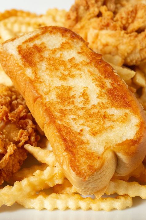 Canes Bread Recipe, Rasing Canes Bread Recipe, Canes Bread, Canes Toast Recipe, How To Make Canes Texas Toast, Canes Texas Toast Recipe, Raising Canes Garlic Bread Recipe, Food Fast Food, Raising Canes Bread Recipe