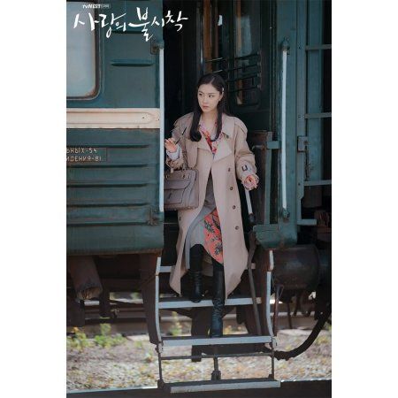 Crash Landing on You (2019) - Photos - MyDramaList Funny Fandom, Drama Scene, Aju Nice, Seo Ji Hye, Kdrama Fashion, Girlfriend Material, Woman Suit Fashion, Korean Star, Fashion Tv