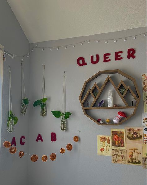 Indie cottagecore blm queer lgbtq room inspo Queer House Decor, Lgbtq Bedroom, Queer Home, Queer Bedrooms, Queer Decor, Lgbtq Decor, Pride Room Decor, Lgbtq Room Ideas, Indie Cottagecore