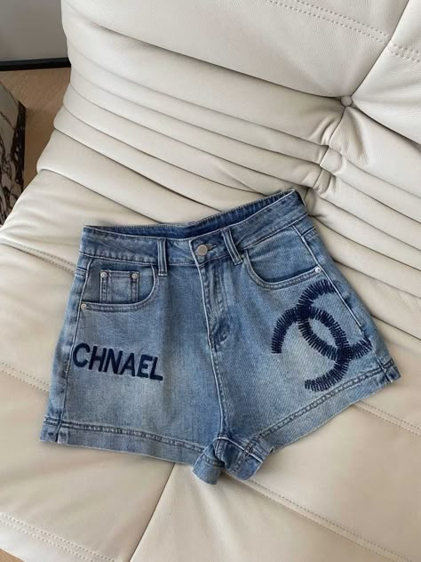 Chanel Shorts, Fashion Travel Outfit, Looks Party, Fashion Illustration Dresses, Cool Outfits For Men, Cute Everyday Outfits, Baddie Outfits Casual, Kpop Fashion Outfits, Wardrobe Style