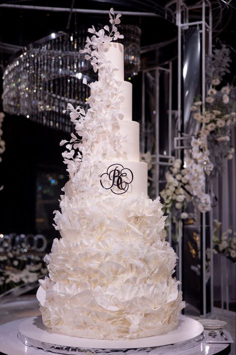 “Kiss me under the light of a thousand stars Luxury Wedding Cake Unique, Wedding Cake Unique, Cake Unique, Glam Wedding Decor, Sweet Table Wedding, Extravagant Wedding Cakes, Decorating Frosting, Big Wedding Cakes, Beauty Cakes