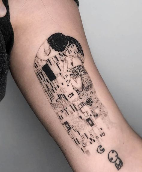 Monet Tattoo, Gustav Klimt Tattoo, Klimt Tattoo, Art Inspired Tattoos, Kiss Tattoos, Art Nouveau Tattoo, Famous Tattoo Artists, Nouveau Tattoo, History Tattoos