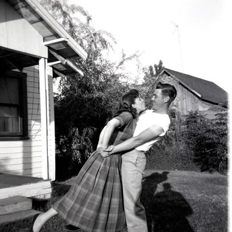 1950s vintage photo of a couple in Love-Kiss me you Fool. #1950s #1950sfashion #1950slife #1950sstyle #vintagephoto 50s Couple, 1950s Aesthetic, Couples Vintage, 50s Aesthetic, Old Fashioned Love, Vintage Couples, Fotografi Vintage, Vintage Romance, Photo Vintage