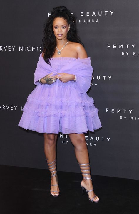 Rihanna Beat Kate Middleton as the Celebrity Style Influencer of 2017 — WHOA Rihanna Red Carpet, Rihanna Dress, Jacquemus Dress, Rihanna Outfits, London Fashion Weeks, Rihanna Style, Influencers Fashion, Gala Dresses, Fenty Beauty