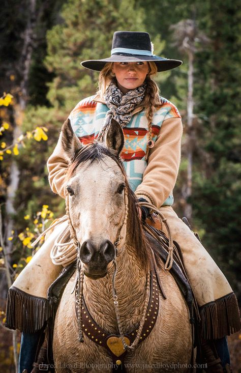 americandesert: “ “Real West. The cool thing about places like Wyoming, is that you really do still find situations like this… “in the wild.... Mode Country, Real Cowgirl, Wilde Westen, Into The West, Paint Horse, Cowboy Girl, Cowgirl And Horse, Western Life, Western Riding