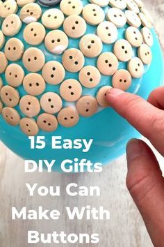 Easy Gift Ideas, Ideas Handmade, Easy Diy Gifts, Handmade Christmas Gifts, Unique Crafts, Button Crafts, Easy Gifts, Unique Diy, Valentines Diy