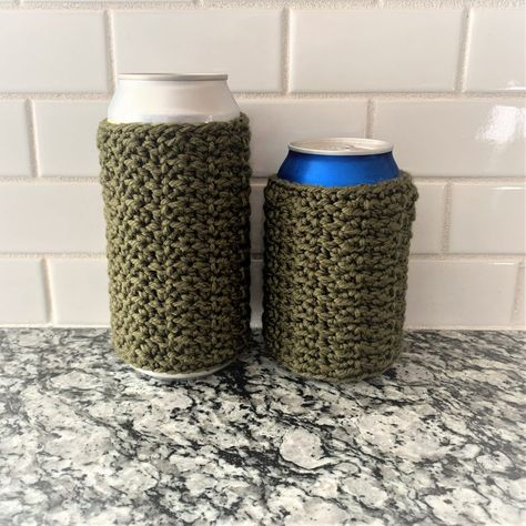 Crochet Drink Coozie, Crochet Can Coozie Pattern, Crochet Can Coozie Pattern Free, Can Cozy Crochet, Koozie Pattern, Crochet Koozie, Crochet Beer, Beer Cozy, Crochet Water Bottle Holder