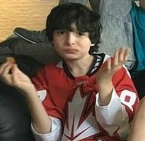 Finn Wolfhard, Memes Humor, Funny Memes, Humor, Memes, Funny, Red, White, Black