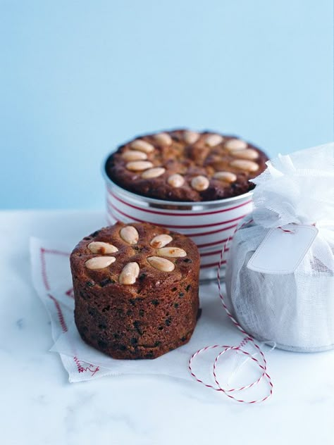 Grandma’s christmas cake with raisins, slivered almonds and chopped dates #driedfruit Quick Christmas Dessert, Donna Hay Recipes, Mini Christmas Cakes, Fruit Cake Christmas, Donna Hay, Christmas Cake Recipes, Christmas Fruit, Xmas Cake, Gateaux Cake