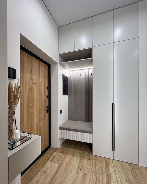 Coridorio Design, Vestibule Entree, Vestibule Ideas, Small Entrance Hall Ideas, Minimalist Entrance, Vstupná Hala, Top Bathroom Design, Home Hall Design, Small Apartment Design