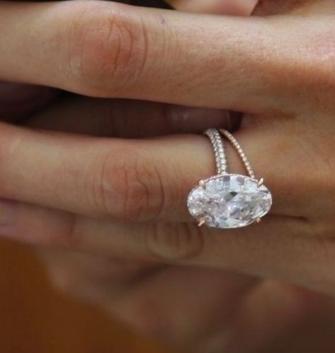 Bailey Bieber Engagement Ring, 2022 Wedding Ring Trends, Blake Lively Wedding Ring, Large Solitaire Engagement Ring, Blake Lively Ring Engagement, Large Round Engagement Ring, Large Oval Engagement Ring, Large Diamond Engagement Rings, Blake Lively Ring