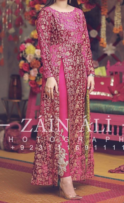 Banarsi Dress Ideas, Pakistani Fashion Party Wear Salwar Kameez, Banarasi Gown Design, Gowns Dresses Pakistani, Brocket Suit Design, Partywear Gowns Indian, Pakistani Dress Design For Wedding, Banarsi Suit Design Indian Style, Velvet Dress Designs Gowns