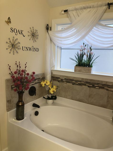 Curtains Over Spa Tub, Bathroom Tub Curtain Ideas, Bathtub Shower Curtain Ideas, Bathroom Curtain Ideas Window Bath, Bathroom Curtain Ideas, Bathroom Window Decor, Curtains Styles Ideas, Bathroom Window Curtains, Beautiful Bathroom Decor