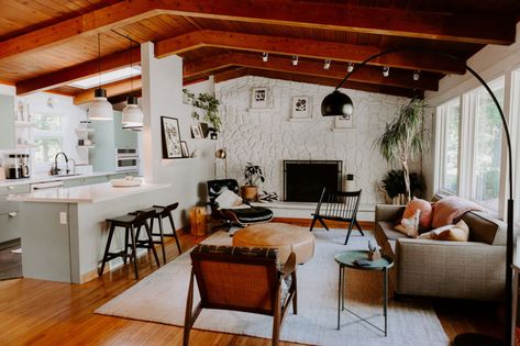 Take a Tour of the Midcentury Modern Home of Your Dreams Kitchen Next To Fireplace, Mid Century Tri Level, Soft Mid Century Modern, Midcentury Cottage, Half Wall Kitchen, West Elm Living Room, 1950s House, 70s Home, Midcentury Home