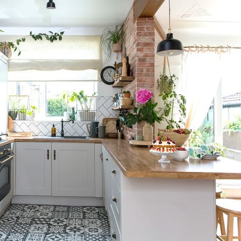 The top peninsula kitchens to help you plan a perfect layout | Ideal Home Small Kitchens With Peninsulas Layout, Small Kitchen With Peninsula, Kitchen Peninsula With Seating, Peninsula Kitchen Layout, U Shaped Kitchen With Peninsula, Kitchen With Peninsula Layout, Small Kitchens With Peninsulas, Peninsula Kitchen Ideas, Benchmarx Kitchen