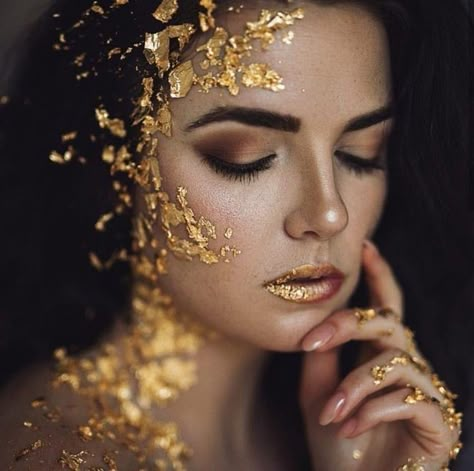 Gold Goddess Makeup, Goddess Photoshoot Ideas, Gold Photoshoot, Fotoshoot Ideas, Goddess Photoshoot, Fake Makeup, Snake Goddess, Makeup Fake, Golden Makeup