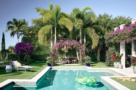 Pool Party Ideas, Trellis Wallpaper, Easy Landscaping, Design Apartment, Tropical Houses, Beach Getaways, Step Inside, Pool Designs, Outdoor Design