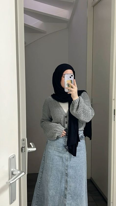 #LayeringSeason #FallFashionInspo #AutumnVibes #ChicFallStyle #BootSeason #FallEssentials #CasualFallOutfits #PlaidSeason #StreetStyleFall #CozyLayers #FallFashion2024 #AutumnOutfits Hijabi Besties, Modest Outfits Muslim, New Hijab, Stylish Outfits Casual, Modest Casual Outfits, Stile Hijab, Mirror Picture, Trendy Outfit Ideas, Modest Outfit