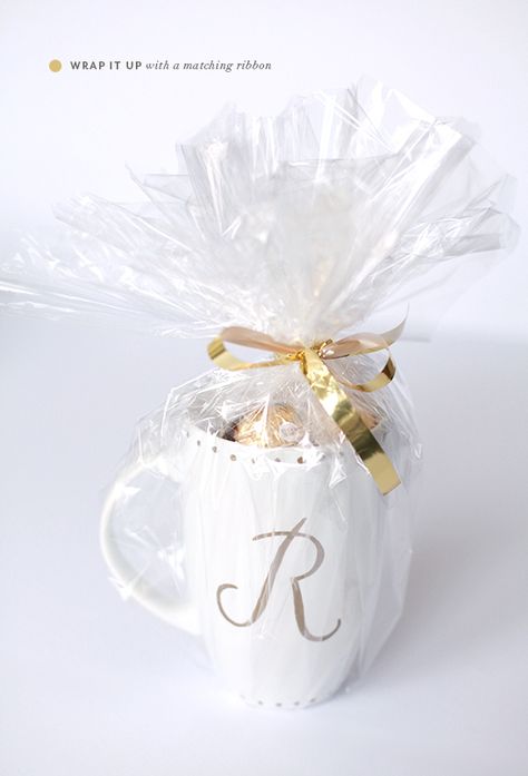 Gold Sharpie, Sharpie Mugs, Hot Chocolate Gifts, Diy Monogram, Diy Birthday Gifts For Friends, Smart Gift, Diy Mugs, Web Design Studio, Cute Coffee Mugs