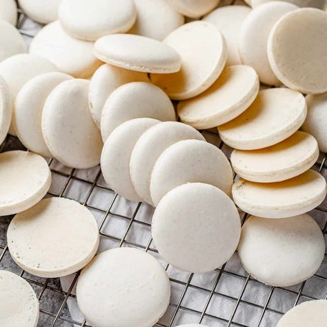 Swiss Method Macarons, Swiss Meringue Macaron Recipe, Diy Macaron Stand, Swiss Macarons Recipe, Swiss Macarons, Recipe Desert, Macaron Stand, Carrot Cake Sandwich Cookies, Make Macarons