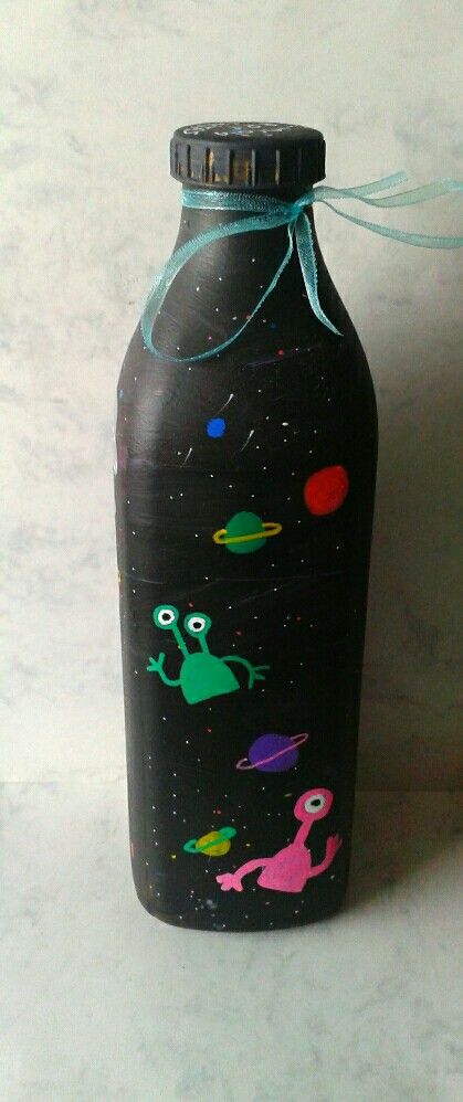 Vine Bottle, Upcycle Plastic, Painted Glass Bottles, Plastic Bottle Art, Upcycle Repurpose, Bottle Painting, Space Theme, Painted Glass, Plastic Bottle