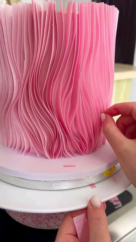 Cakes With Wafer Paper Designs, Wafer Cake Decoration, Wafer Paper Cake Ideas, Wafer Paper Cake Designs, Wafer Paper Cake Tutorial, Wafer Cake, Ruffles Cake, Chocolate Cake Toppers, Vintage Pasta