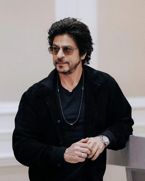 Sharuk Khan Hairstyle, Shah Rukh Khan Wallpapers Aesthetic, Photoshoot Quotes, Wallpaper Backgrounds Dark, Shah Rukh Khan Movies, Backgrounds Dark, King Khan, Bollywood Couples, Charming Man