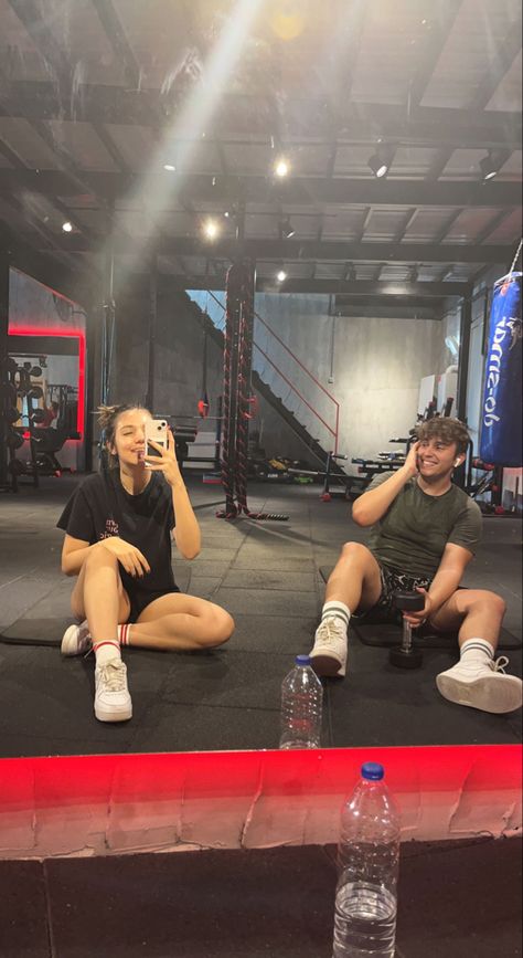 Couples Working Out Together, Converse Gym Outfit, Partner Workouts, Gym Friends, Weight Gain Workout, Gym Couple, Gym Partner, Gym Photos, Vision Board Photos