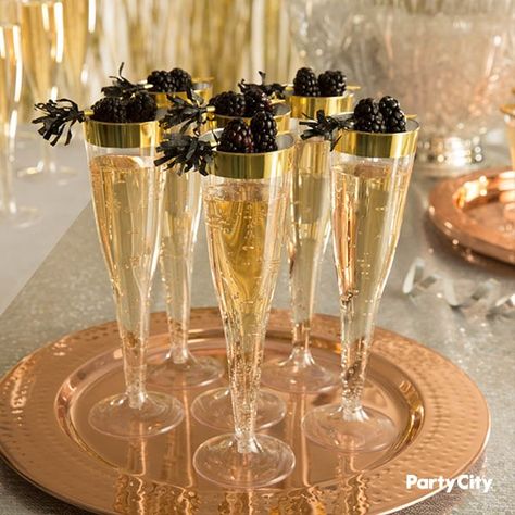 Build your own 1920's-style bubbly bar! Explore ritzy New Year’s Eve drink recipes and glamorous ways to serve them. Champagne Ideas, Cocktail Party Planning, Black Tie Birthday Party, Champagne Tie, New Years Eve Food, New Years Dinner, Black Tie Party, Champagne Bar, New Year's Eve Celebrations