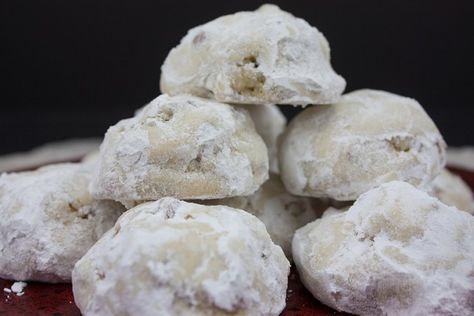 Snowball Christmas Cookies, Butterball Cookies, Cookies Italian, Pecan Snowballs, Pecan Snowball Cookies, Italian Christmas Cookies, Recipes Italian, Candy Cane Lane, Shaped Cookies