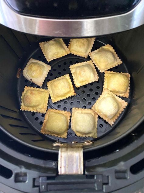 The air fryer makes delicious fried ravioli that cooks up in minutes! You’ll love this recipe for Frozen Ravioli in the Air Fryer to make crispy ravioli with a soft, melted filling. Add dipping sauce and serve! Crispy Ravioli, Air Fryer Ravioli Bites, Ravioli Air Fryer, Air Fryer Pasta Recipes, How To Cook Frozen Ravioli, Air Fry Ravioli, Air Fryer Ravioli, Air Fry Ravioli Recipe, Ravioli Air Fryer Recipe